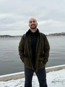 Fotografía de Alex Figueiras, especialista SEO freelance, frente a un lago.